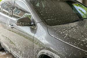 auto schoonmaak en het wassen met schuim zeep foto