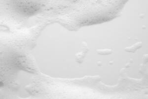 abstract wit zeep schuim bubbels structuur Aan wit achtergrond foto