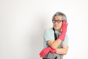 Aziatische huishoudster geïsoleerd foto