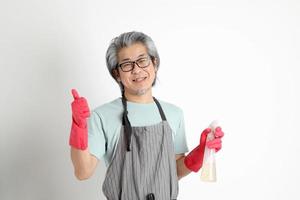 Aziatische huishoudster geïsoleerd foto