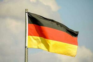 de Duitse vlag is vliegend hoog in de lucht foto