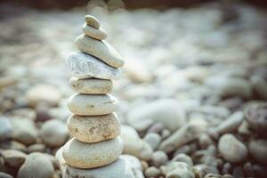 piramide van stenen Aan de rivier- bank. zen zen concept. foto