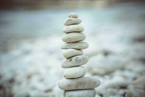 piramide van stenen Aan de rivier- bank. zen zen concept. foto