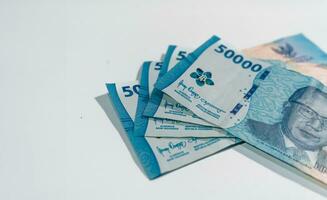 Indonesisch bankbiljet 50000 roepia. totaal som 200000 roepia. kopiëren ruimte. financiën, bedrijf en economie topics concept. foto