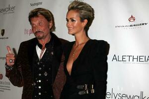 los engelen, sep 25 - Johnny hallyday en vrouw laeticia hallyday arriveert Bij de roze partij 2010 Bij w Hollywood hotel Aan september 25, 2010 in los engelen, ca foto