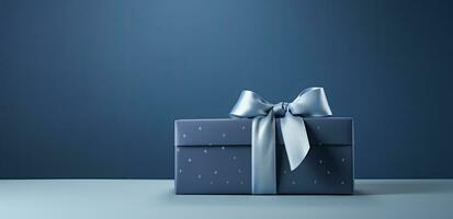elegant klein luxe blauw geschenk doos met boog Aan bij elkaar passen tafel achtergrond. ai gegenereerd foto