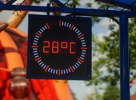 temperatuurweergave in het kinderpark op een warme zomerdag foto