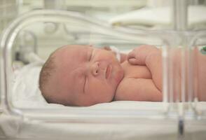 pasgeboren baby in een incubator voor baby's. zuigeling in de revalidatie van de moederschap ziekenhuis. foto