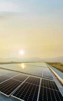 fotovoltaïsche paneel, nieuw technologie naar op te slaan en gebruik de macht van de natuur met menselijk leven, duurzame energie en milieu vriend concept. foto