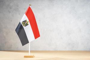 Egypte tafelvlag op witte getextureerde muur. kopieer ruimte foto