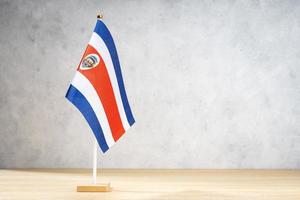 Costa Rica tafelvlag op witte getextureerde muur. kopieer ruimte foto