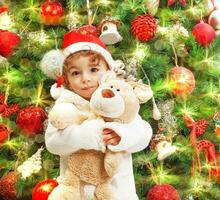 gelukkig jongen met Kerstmis geschenk foto