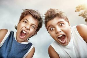 portret van een twee gek jongens foto