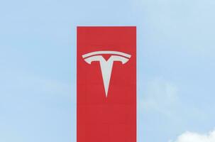 Bangkok Thailand 27 oktober 2023 pool aanplakbord met logo Tesla Aan blauw lucht achtergrond foto
