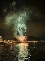 kleurrijk vuurwerk in de nacht lucht Aan de kust van Alicante Spanje foto