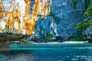 koh phi phi leh Thailand eiland strand lagune kalksteen rotsen. foto