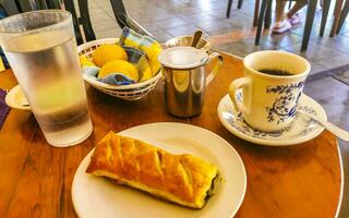 kop pot met zwart koffie met brood houten tafel Mexico. foto