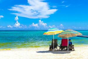 tropisch caraïben strand mensen parasols pret playa del carmen Mexico. foto