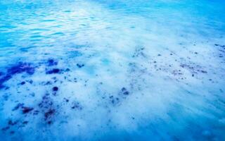 golven Bij tropisch strand caraïben zee Doorzichtig turkoois water Mexico. foto