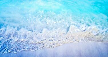 golven Bij tropisch strand caraïben zee Doorzichtig turkoois water Mexico. foto