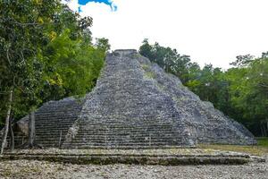 coba Maya ruïnes nohoch mul piramide in tropisch oerwoud Mexico. foto