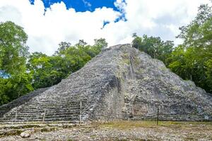 coba Maya ruïnes nohoch mul piramide in tropisch oerwoud Mexico. foto