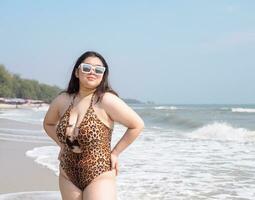 portret jong vrouw Aziatisch mollig schattig mooi een persoon in bikini bruin sexy voorkant gezichtspunt tropisch zee strand wit zand schoon en blauwe lucht achtergrond kalmte natuur oceaan mooi Golf water reizen foto