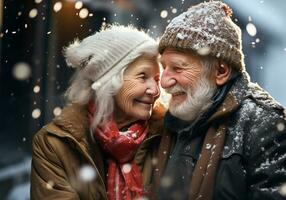 senior paar knuffelen en glimlachen met vallend sneeuw. tederheid en medeplichtigheid. ai gegenereerd foto