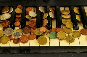 munten Aan de piano toetsenbord foto