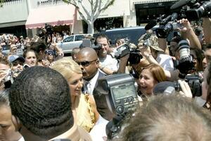 Parijs hilton aankomen Bij kitson met fans druk op Parijs hilton uiterlijk Bij kitson naar promoten haar kleding lijn kitson los angeles ca aug 16 2007 2007 foto