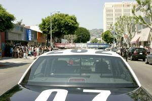 Politie shut naar beneden robertson blvd voor Parijs persoonlijk uiterlijk Parijs hilton uiterlijk Bij kitson naar promoten haar kleding lijn kitson los angeles ca aug 16 2007 2007 foto