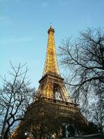 perspectief van de eiffel toren in Parijs verlichte Bij de einde van de dag foto