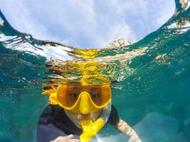 vrouw gezicht vervelend snorkelen masker duiken onder Doorzichtig zee water foto