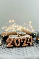 Kerstmis en nieuw jaar groet kaart. aantal 2024 Aan gebreid achtergrond. vakantie lichten bokeh achtergrond. gelukkig nieuw jaar 2024 concept. foto