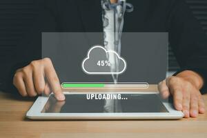 uploaden gegevens concept, persoon hand- gebruik makend van en aan het wachten voor wolk uploaden Aan digitaal tablet, gegevens informatie, technologie netwerk internet concept. foto