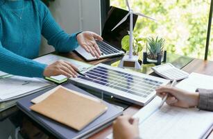 zonne- panelen groen energie bedrijf mensen werken in groen eco vriendelijk kantoor bedrijf vergadering creatief ideeën voor bedrijf eco vriendelijk professioneel onderwijs zakelijke mensen duurzame elektriciteit foto