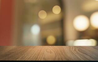 bespotten omhoog voor ruimte. leeg donker houten tafel in voorkant van abstract wazig bokeh achtergrond van restaurant . kan worden gebruikt voor Scherm of montage uw Product foto