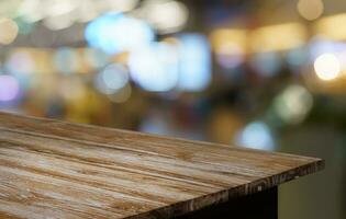 leeg hout tafel top en vervagen van uit deur tuin achtergrond leeg houten tafel ruimte voor tekst afzet Promotie. blanco hout tafel kopiëren ruimte voor achtergrond foto