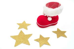 santa's schoen en goud ster geïsoleerd Aan wit achtergrond. Kerstmis achtergrond. foto