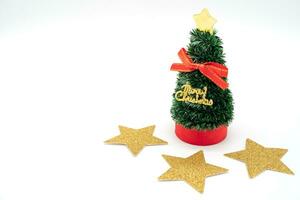 weinig Kerstmis boom en goud ster geïsoleerd Aan wit achtergrond. Kerstmis achtergrond. foto