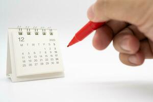 maand planning in de kalender. kalender deadline. rood pen voor markering datum. afspraak kalender en pen. foto