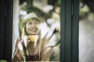 gelukkige jonge vrouw met latte koffie in de ochtend