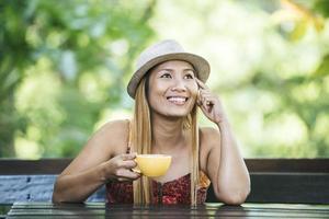 gelukkige jonge vrouw met latte koffie in de ochtend