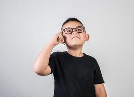 grappige geniale jongen die in studio-opname denkt foto