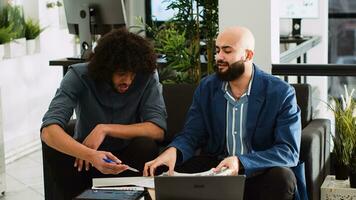 gewelddadig Directeur het werpen papieren Bij medewerker, wezen agressief en schreeuwen in coworking ruimte. manager gevoel teleurgesteld over nieuw ontwikkeling strategie, klein bedrijf mislukking. foto