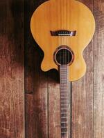 klassieke gitaar op houten achtergrond foto