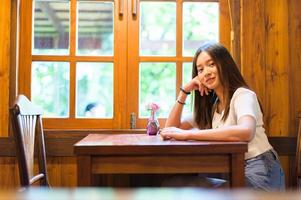 mooie vrouw zittend in een stoel in een café foto