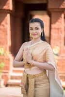 mooie vrouw die typisch Thaise kleding draagt foto