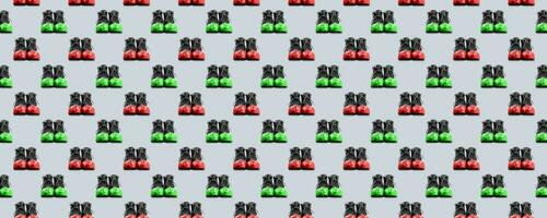naadloos patroon van zwart leer Mannen schoenen in rood en groen overschoenen geïsoleerd Aan wit achtergrond. foto