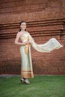 mooie vrouw die typisch Thaise kleding draagt